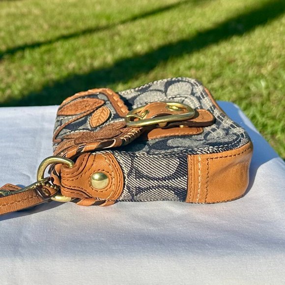 SOLD - COACH Bleecker Vachetta Leather Signature Denim Floral Applique Wristlet - Picture 12 of 16